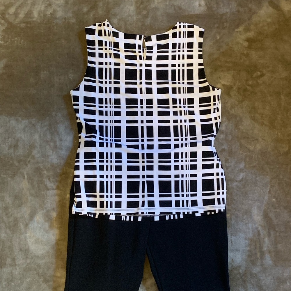 Lightly worn sleeveless Calvin Klein top. Size M.